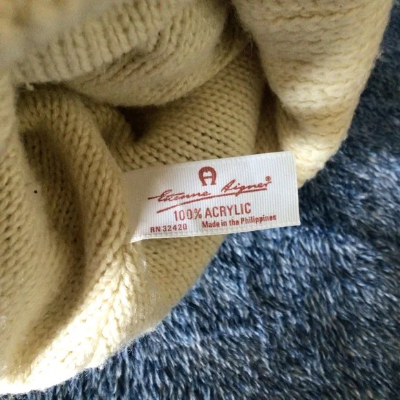 Etienne Aigner winter hat with Pom Pom - Picture 4 of 7